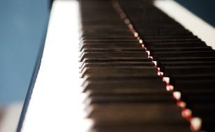 Een piano, een instrument dat bespeeld wordt door een talent van de stichting Jong Talent